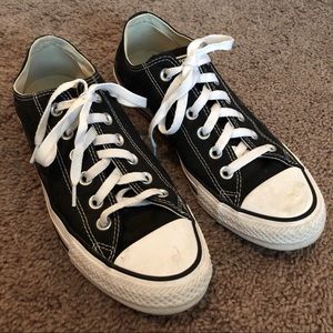 Converse // Women’s Low Top Shoes 🖤